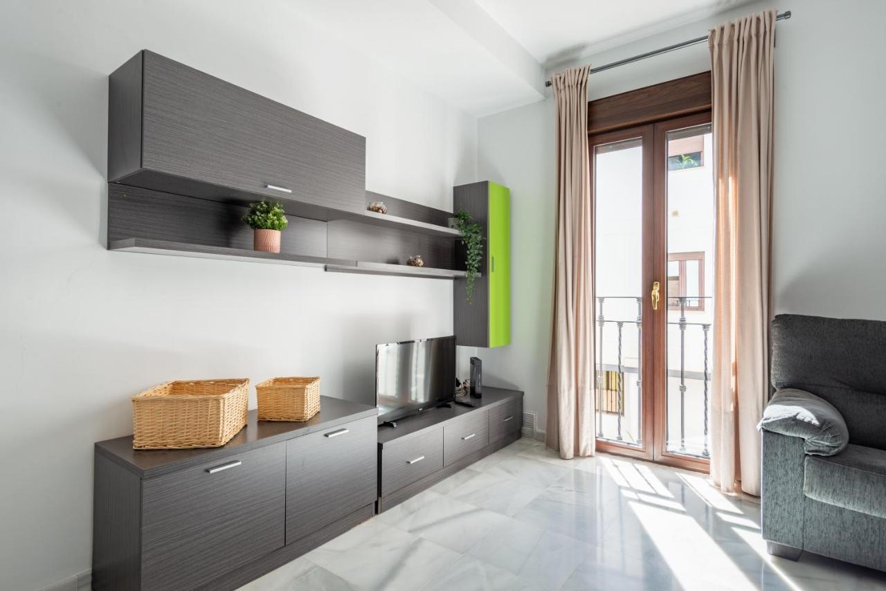 First Floor Near Macarena Church Sevilla Bagian luar foto