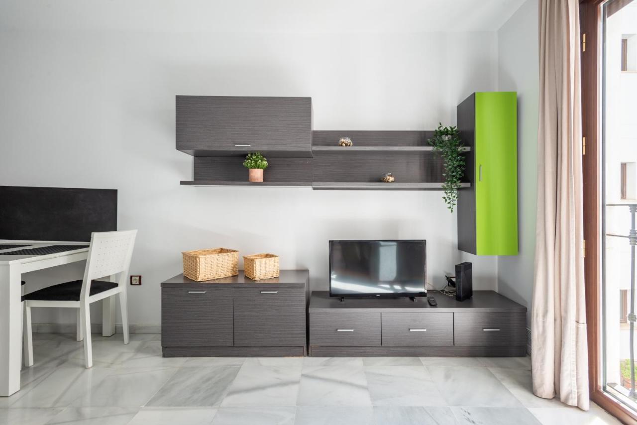 First Floor Near Macarena Church Sevilla Bagian luar foto