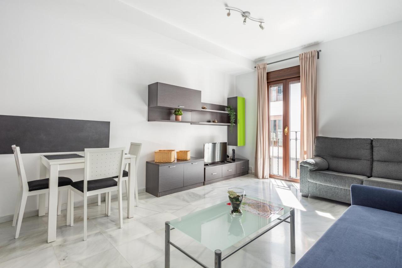 First Floor Near Macarena Church Sevilla Bagian luar foto